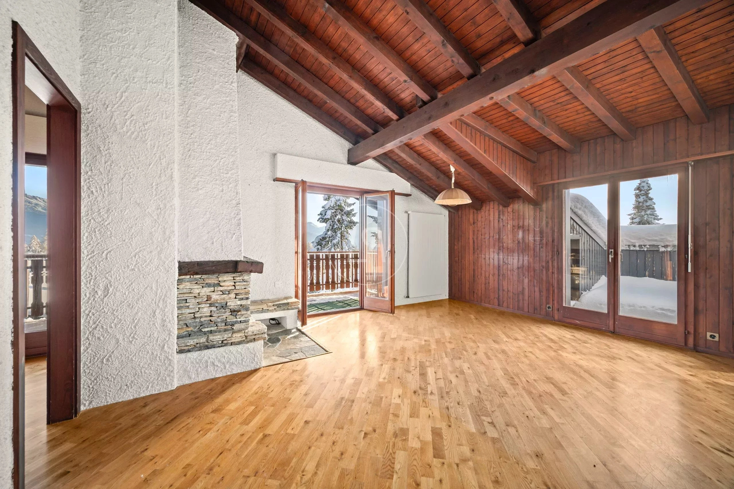 Heller Wohnraum mit Holzdecke und Kamin
