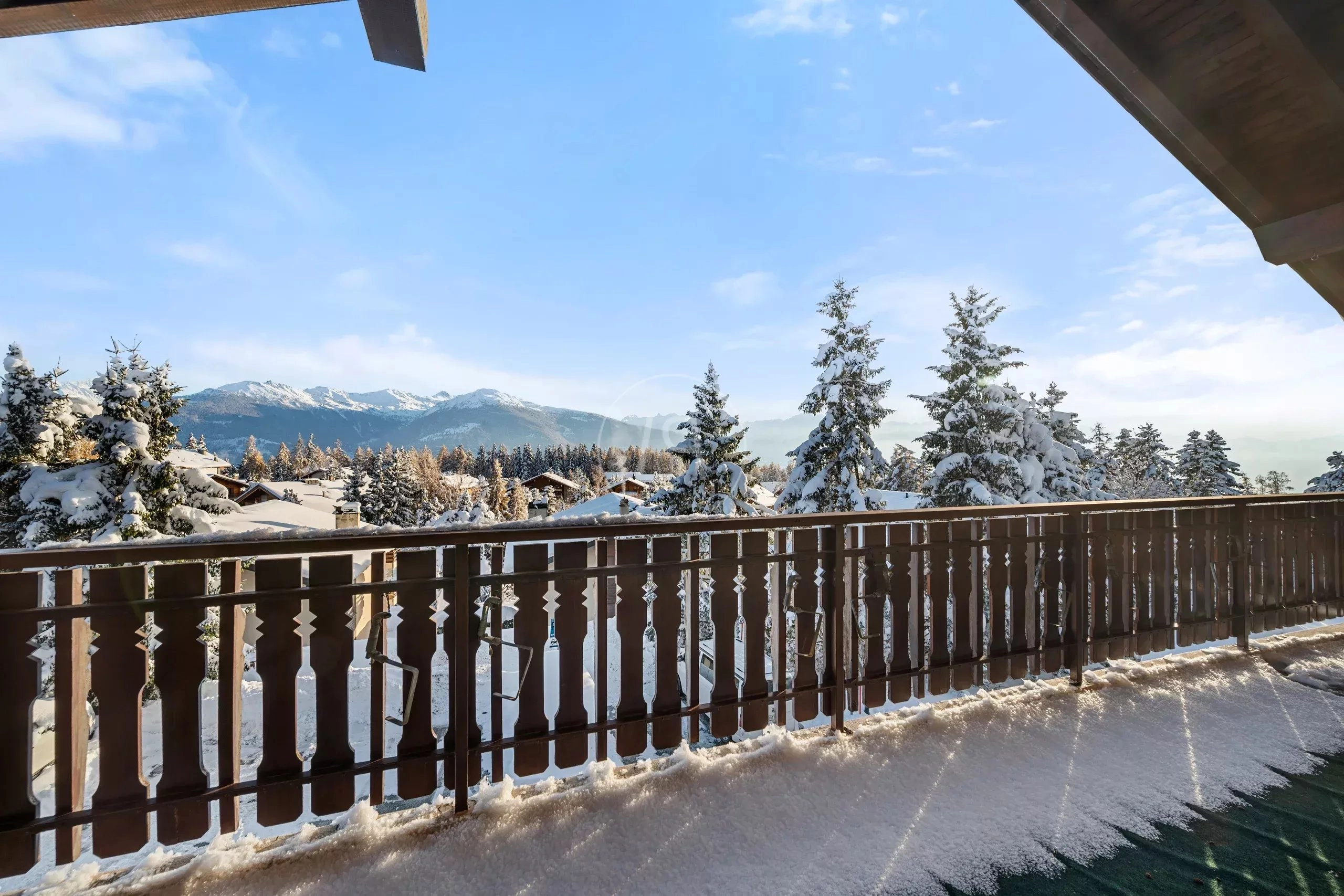 Schneebedeckter Balkon mit Bergblick