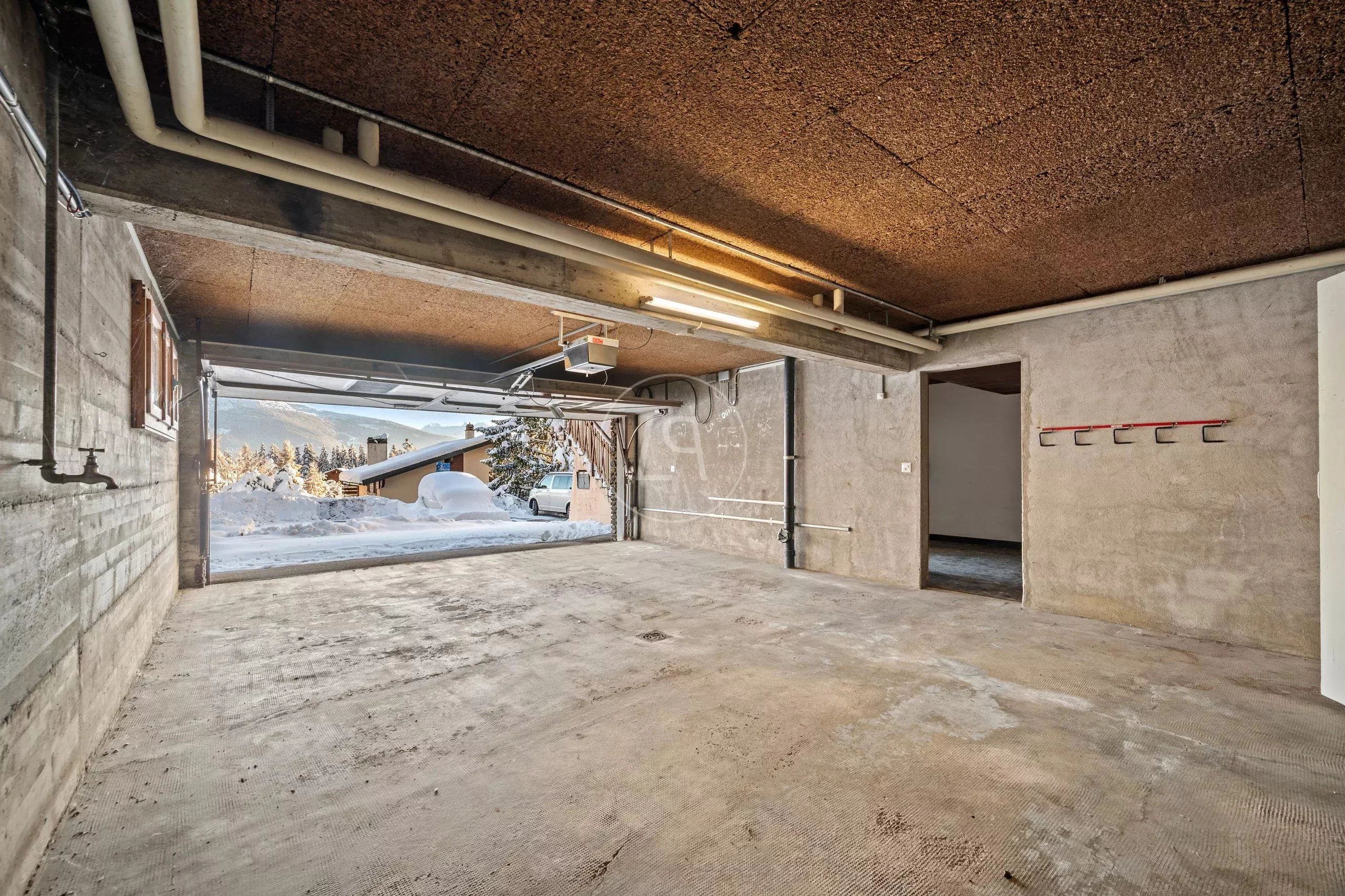 Offene Garage mit Blick ins verschneite Umfeld