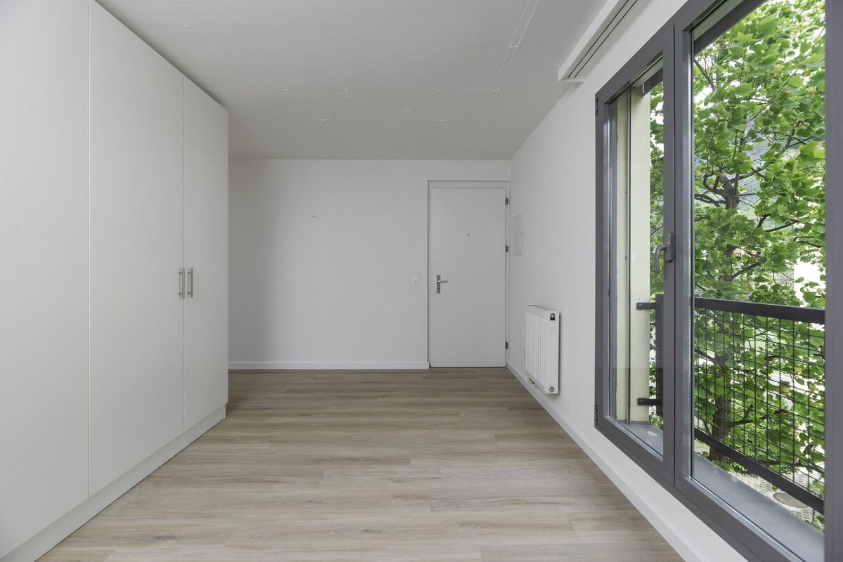 Heller Innenraum mit großem Fenster und Einbauschrank