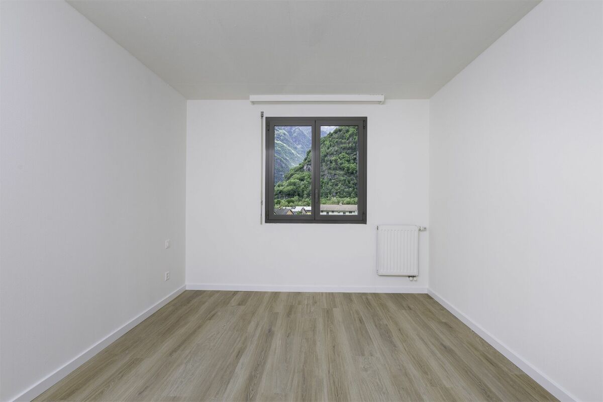 Leerer, frisch renovierter Raum mit Bergblick