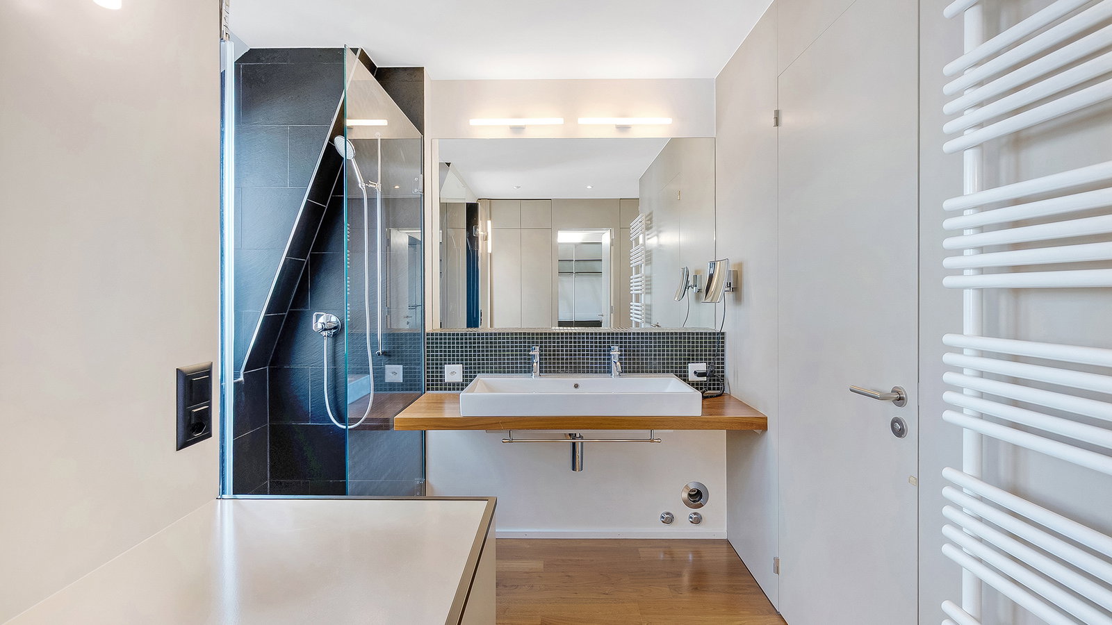 Modernes Badezimmer mit Dusche und Waschtisch