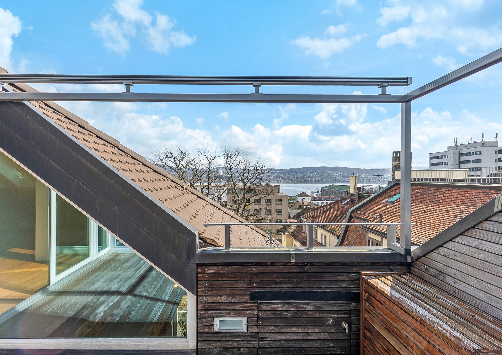 Dachterrasse mit Stadt- und Seeblick
