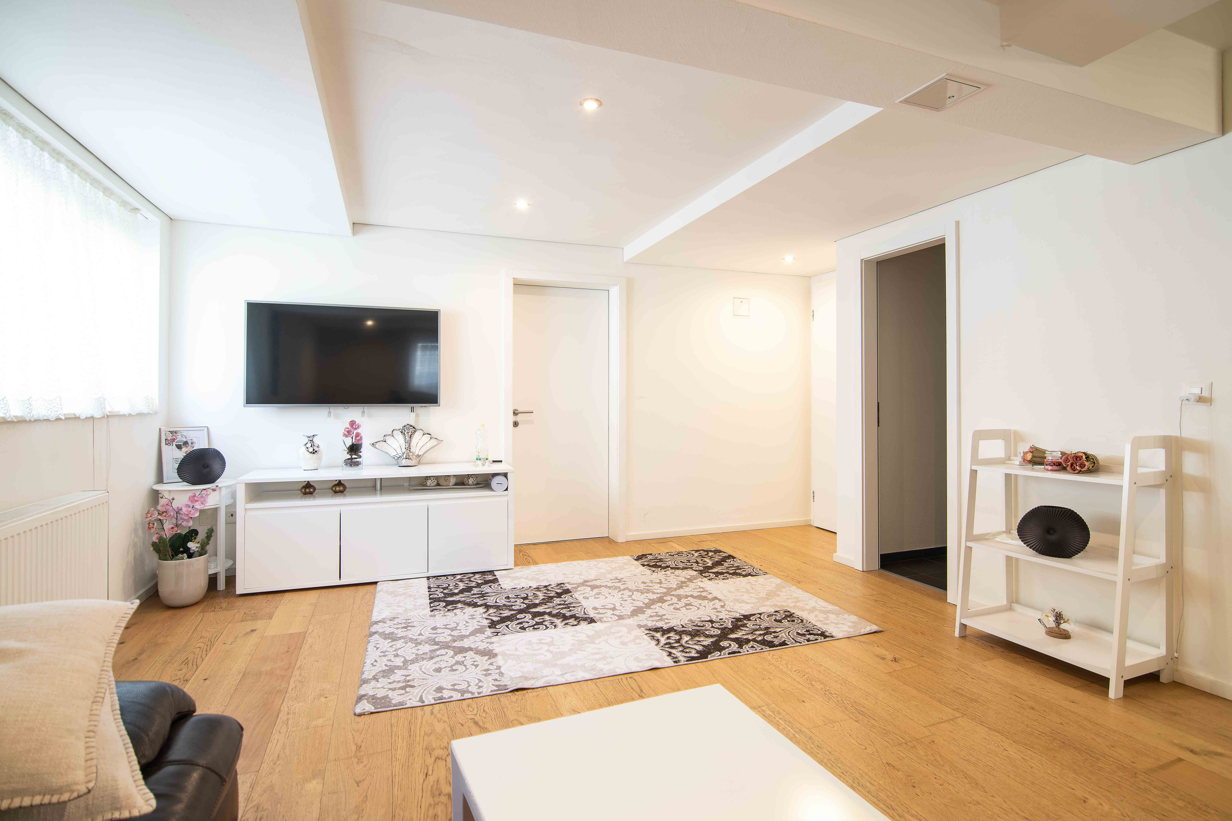 Helles Wohnzimmer mit TV-Wand