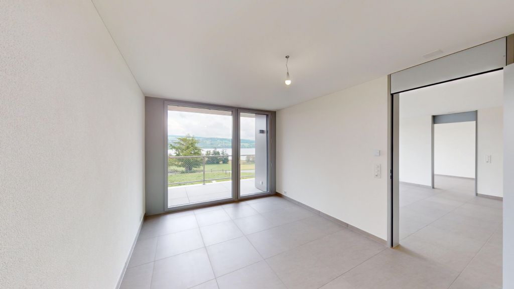 Leerer heller Wohnraum mit Balkonblick