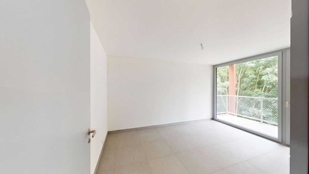Leerer heller Raum mit Balkonblick