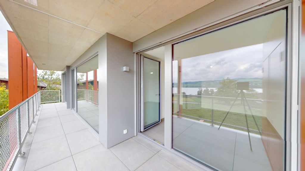 Balkon mit Glasfront und Seeblick