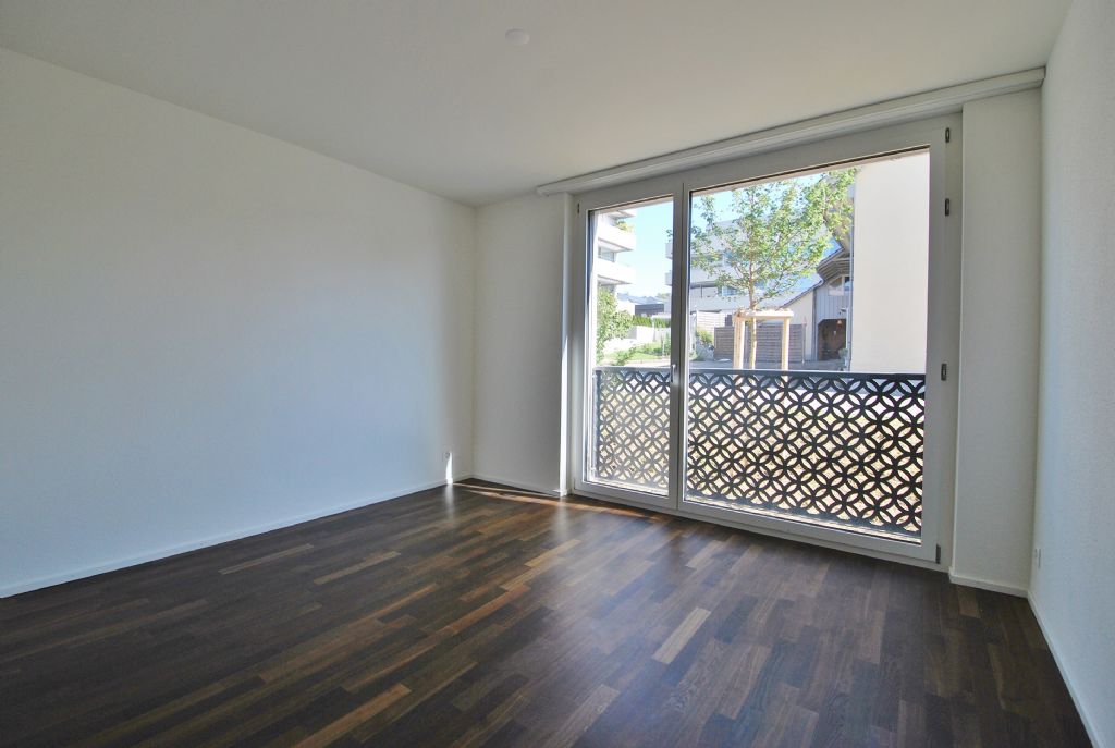 Leerer Wohnraum mit Balkon