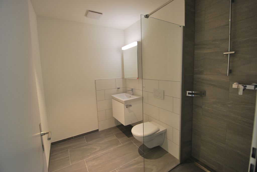Modernes Badezimmer mit bodengleicher Dusche