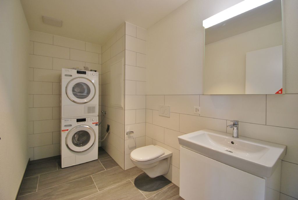 Gäste-WC mit Waschtisch und Waschturm