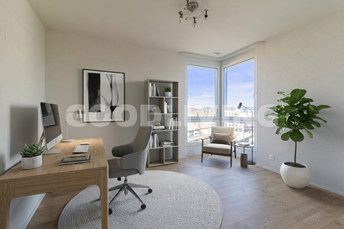 Helles Arbeitszimmer mit Fensterfront