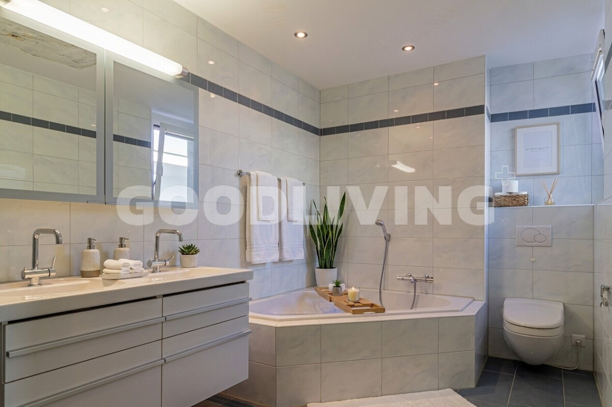 Modernes Badezimmer mit Doppelwaschtisch und Eckbadewanne