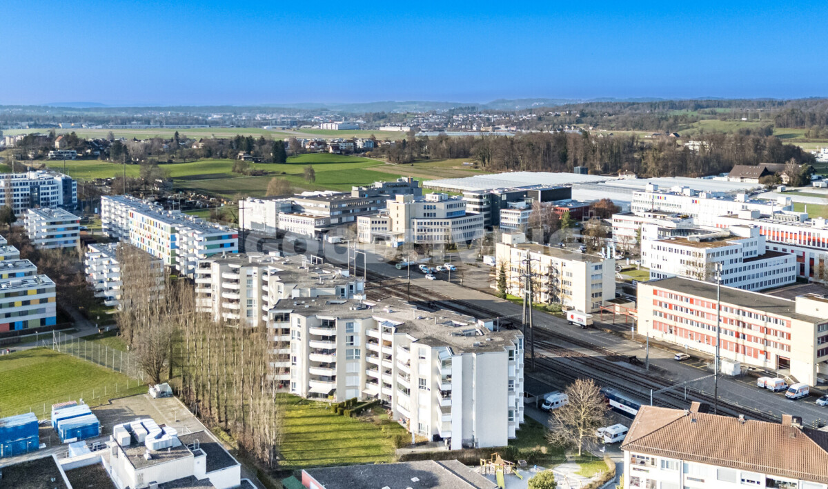 Städtische Luftaufnahme mit Wohn- und Gewerbebebauung
