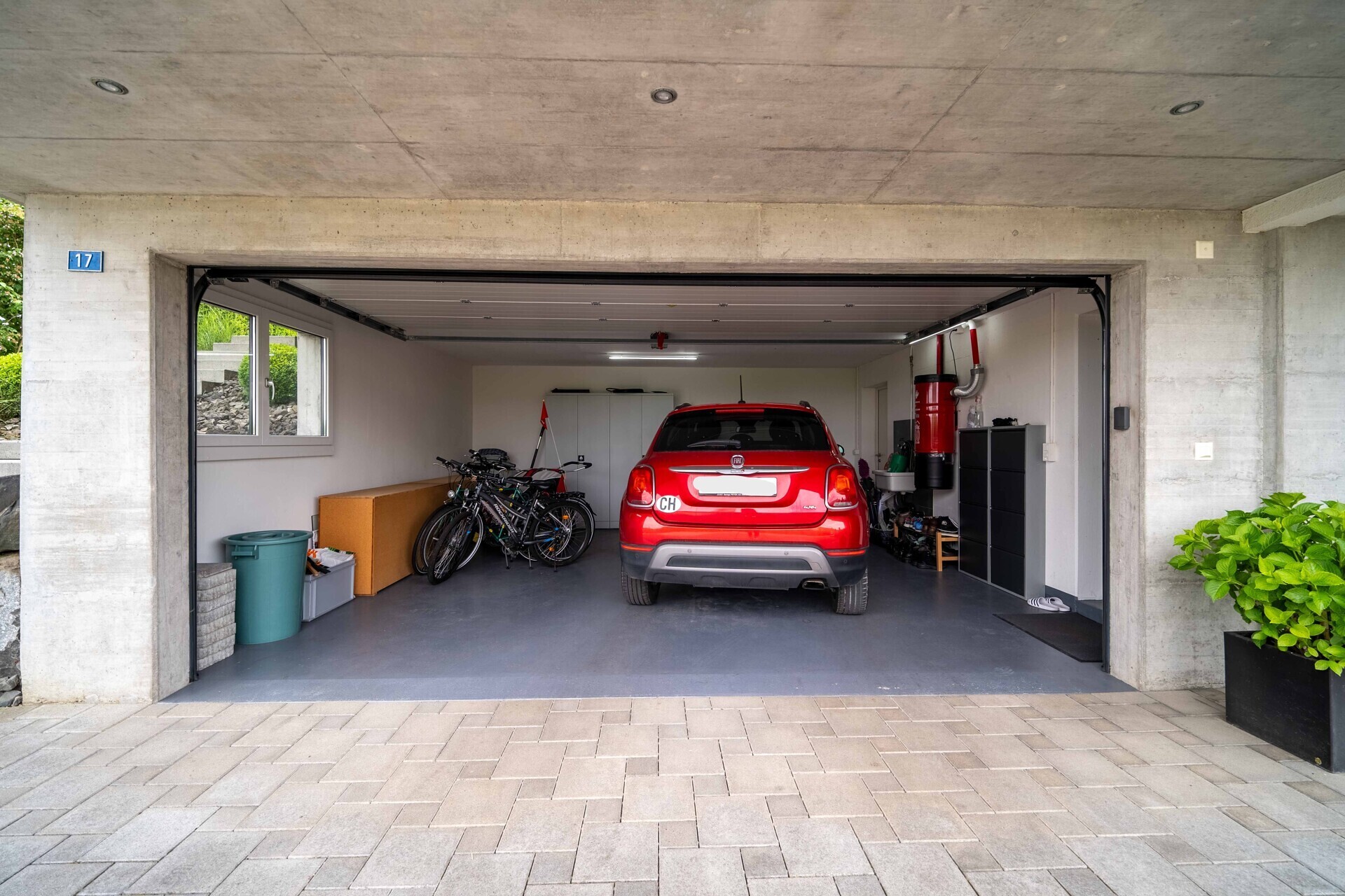 Garage mit rotem Kleinwagen