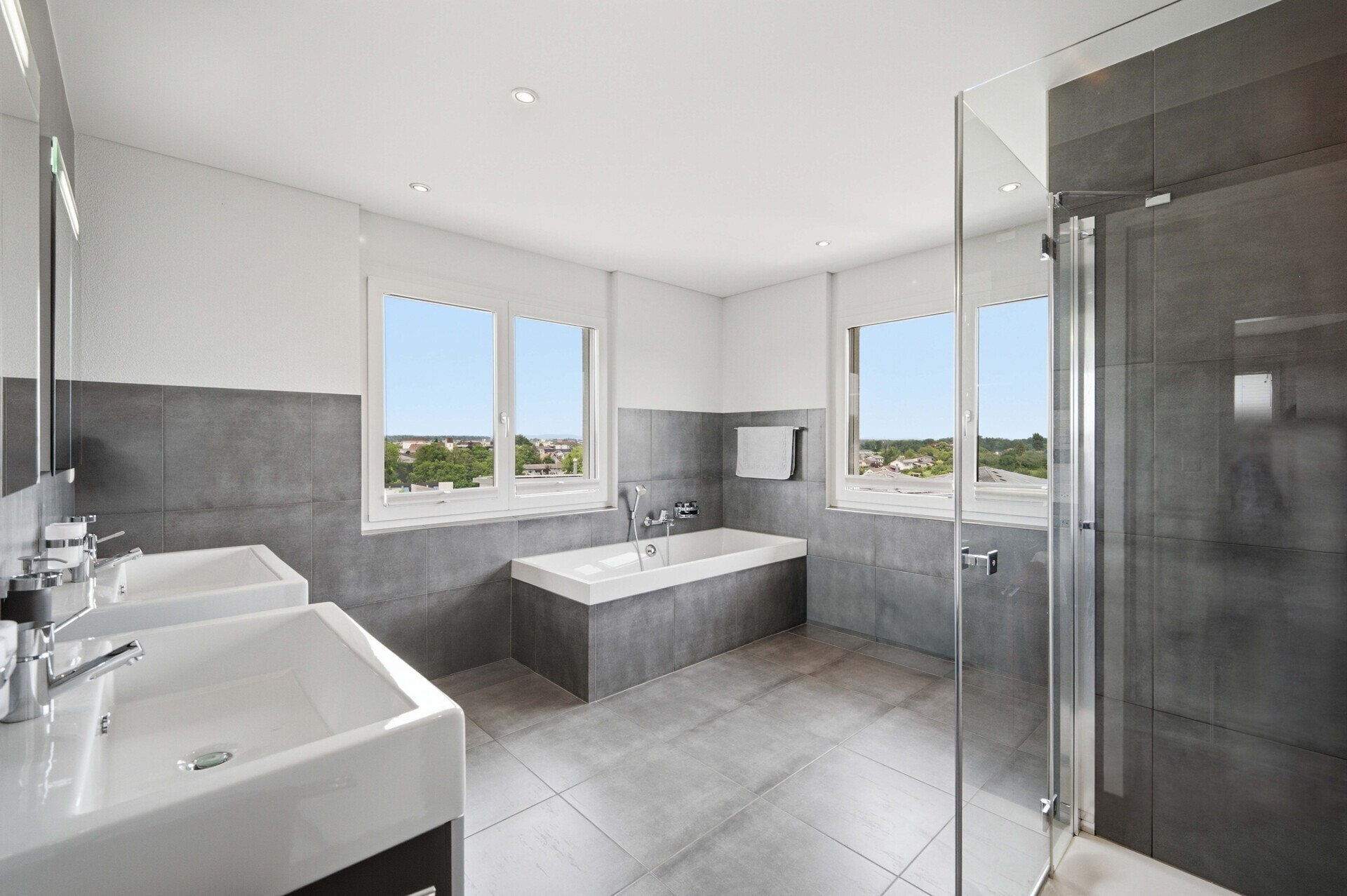 Modernes Badezimmer mit Doppelwaschbecken und Badewanne