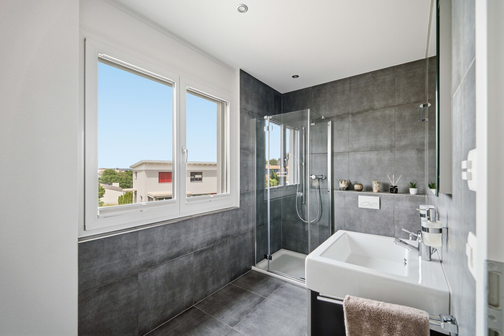 Modernes Badezimmer mit Dusche und Fenster