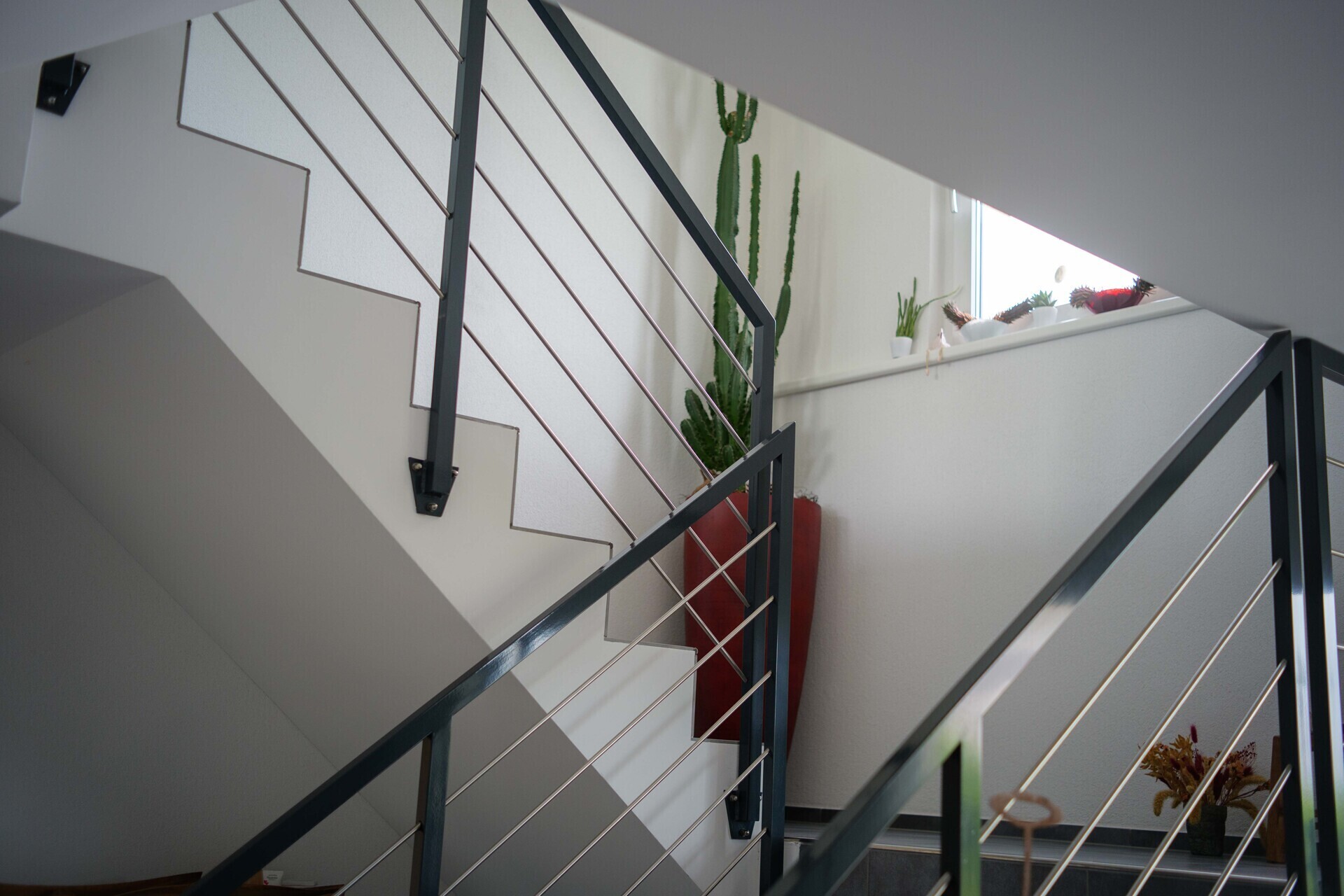 Treppenhaus mit moderner Metalltreppe