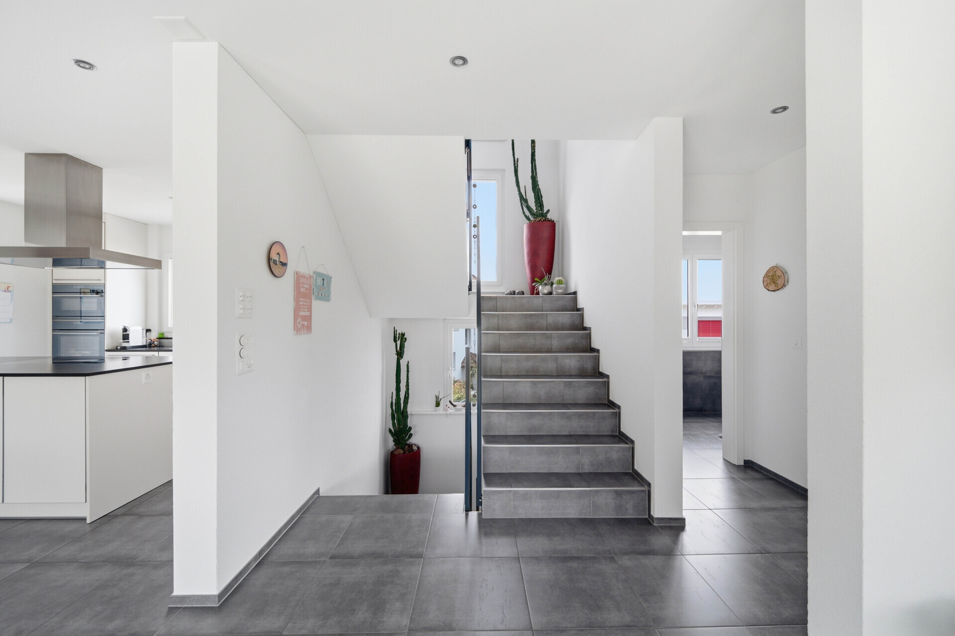 Heller Eingangsbereich mit Treppe