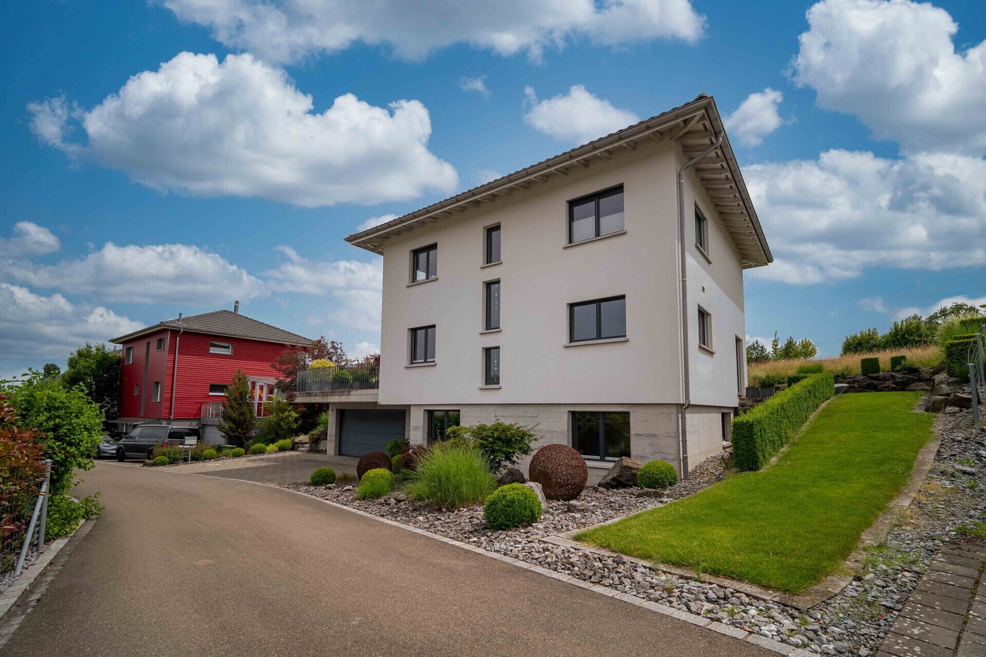 Modernes Einfamilienhaus mit Garten