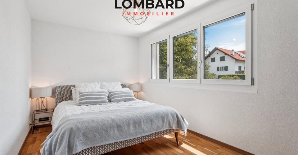 Helles Schlafzimmer mit großem Fenster