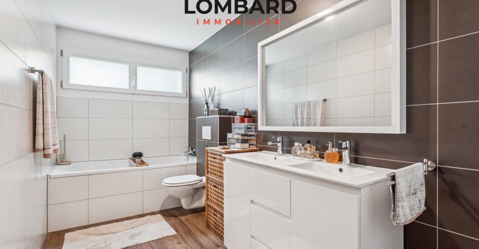 Modernes Badezimmer mit Badewanne und Doppelwaschbecken