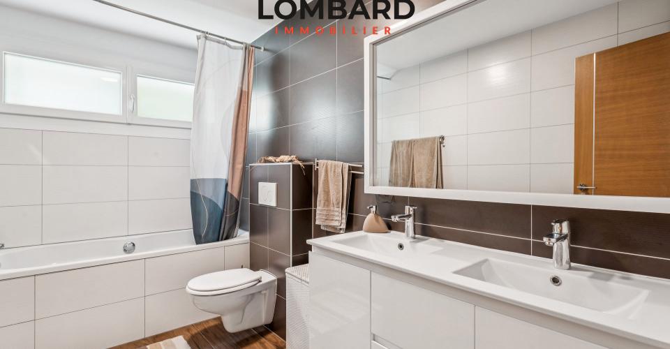 Modernes Badezimmer mit Wanne und Doppelwaschtisch