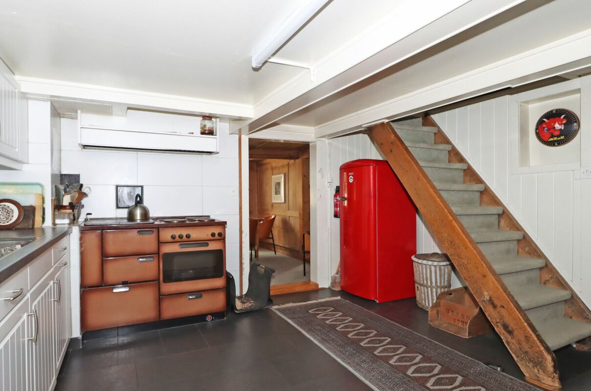 Küche mit Treppe und rotem Kühlschrank