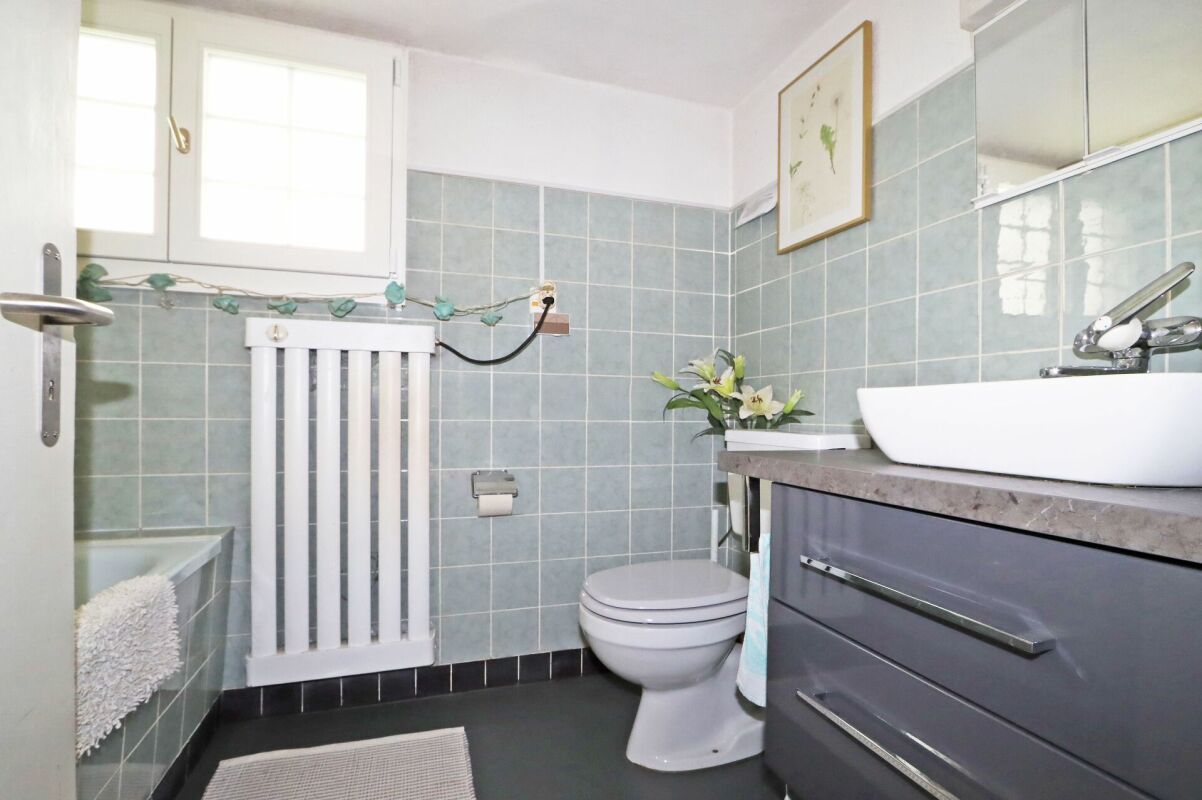 Modernes Badezimmer mit Toilette und Waschtisch