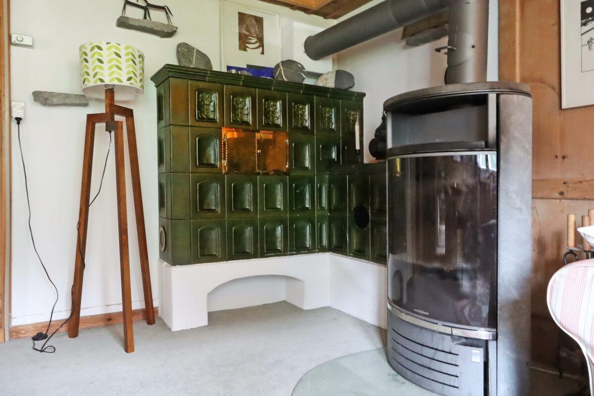 Wohnzimmer mit Kachelofen und Stehlampe