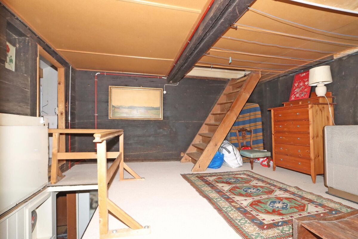 Ausgebauter Dachboden mit Treppe und Lagerelementen