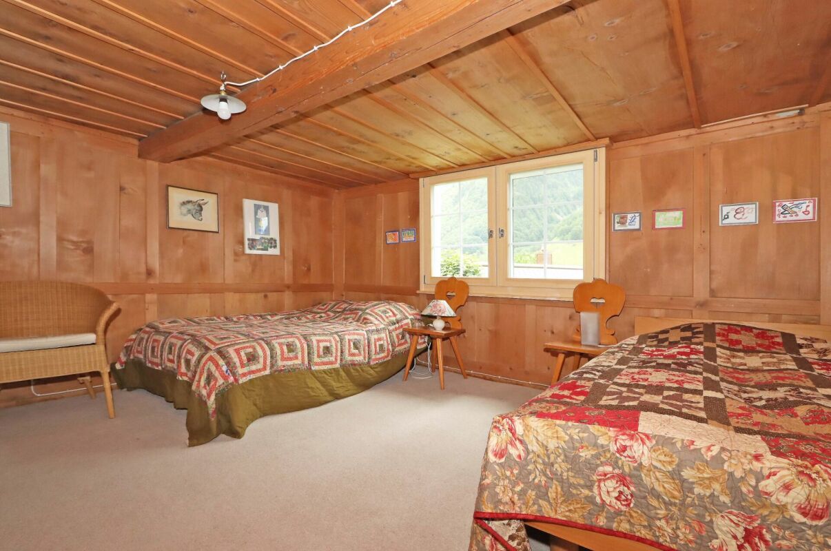 Rustikales Schlafzimmer mit Holzvertäfelung