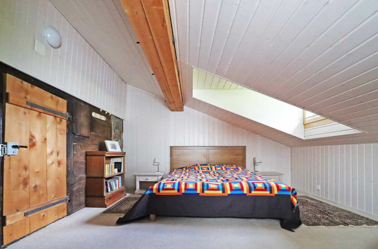 Dachgeschoss-Schlafzimmer mit Dachschräge