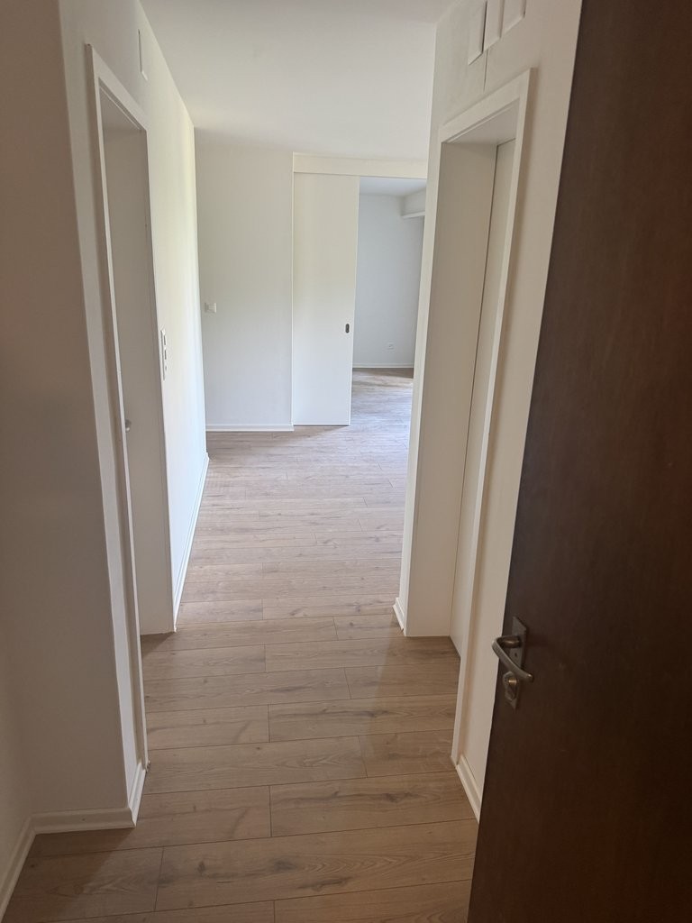 Heller Flur mit Holzoptik-Boden