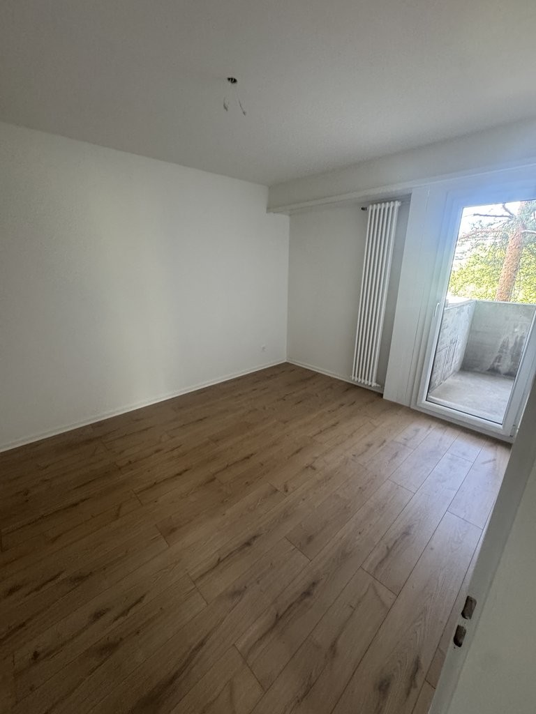 Leeres Zimmer mit Balkonzugang