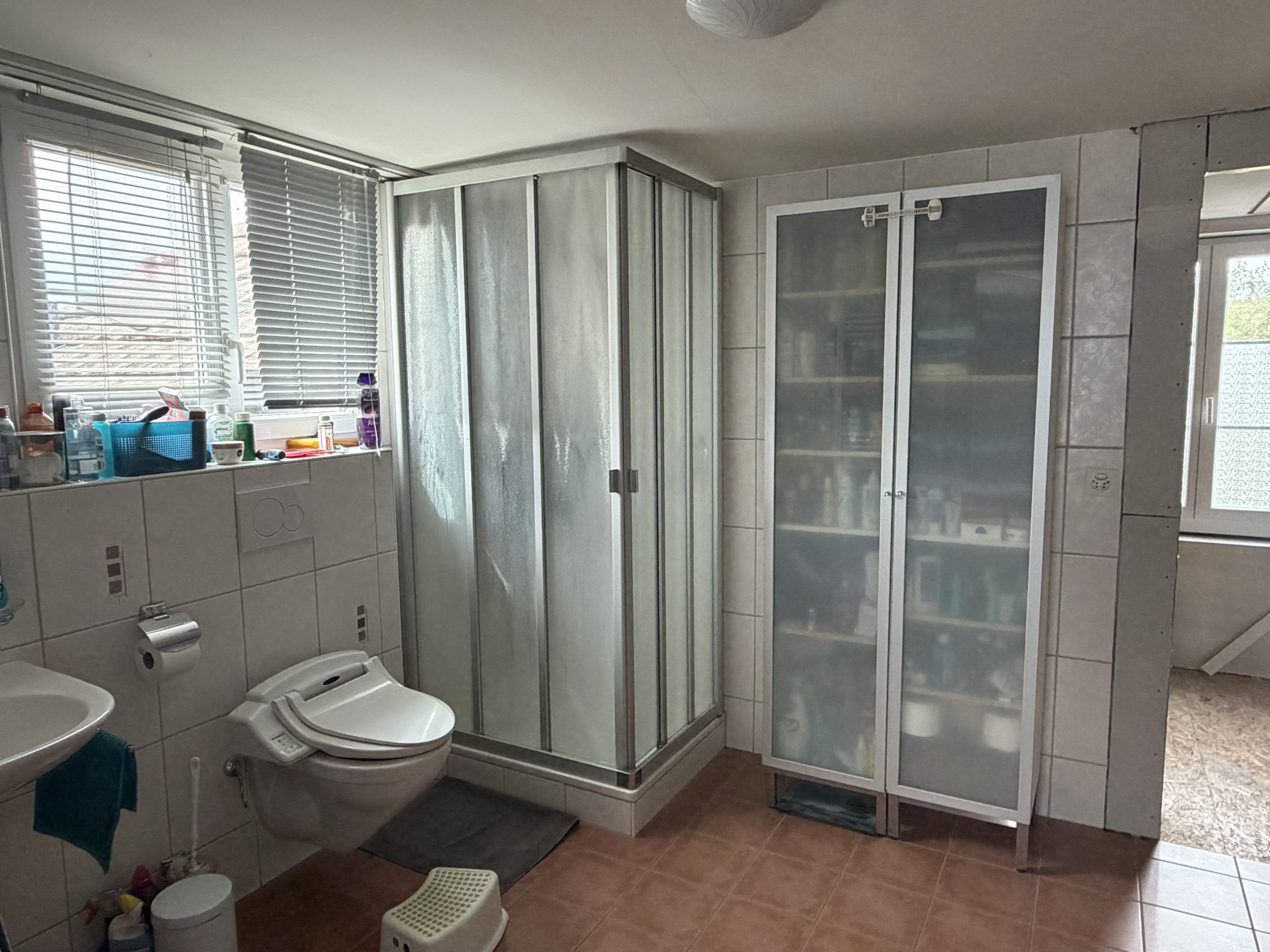 Badezimmer mit Duschkabine und WC