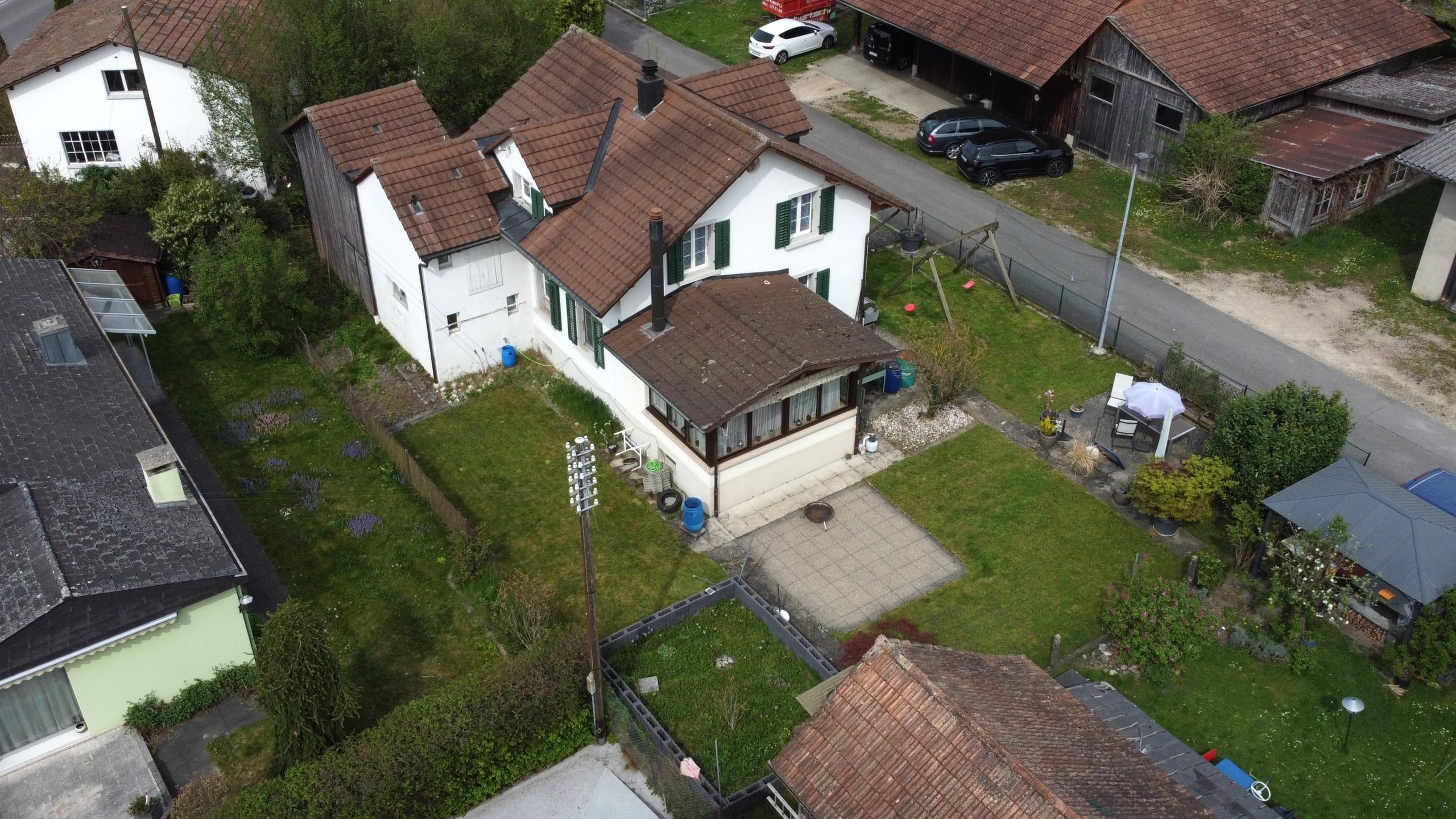 Luftaufnahme eines Wohnhauses mit Garten