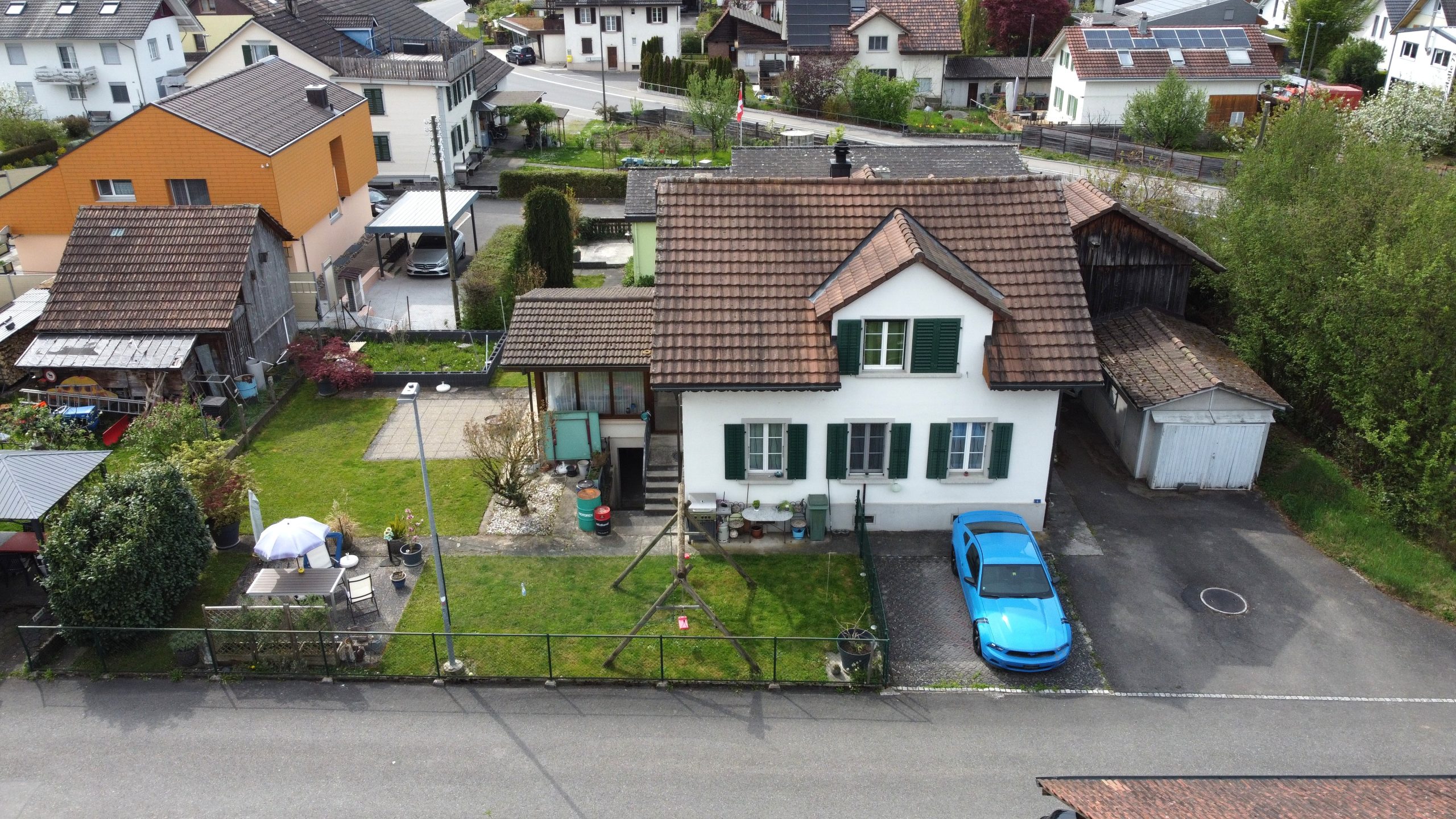 Luftaufnahme eines Wohnhauses mit Garten und Zufahrt