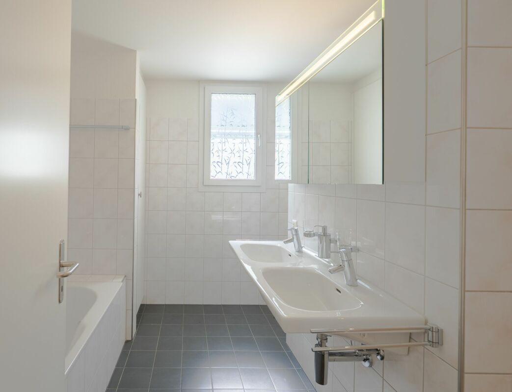 Helles Badezimmer mit Doppelwaschtisch