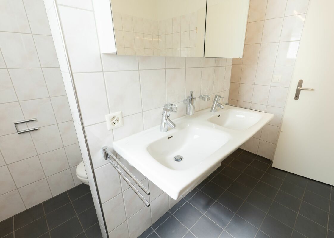 Gäste-WC mit Doppelwaschbecken