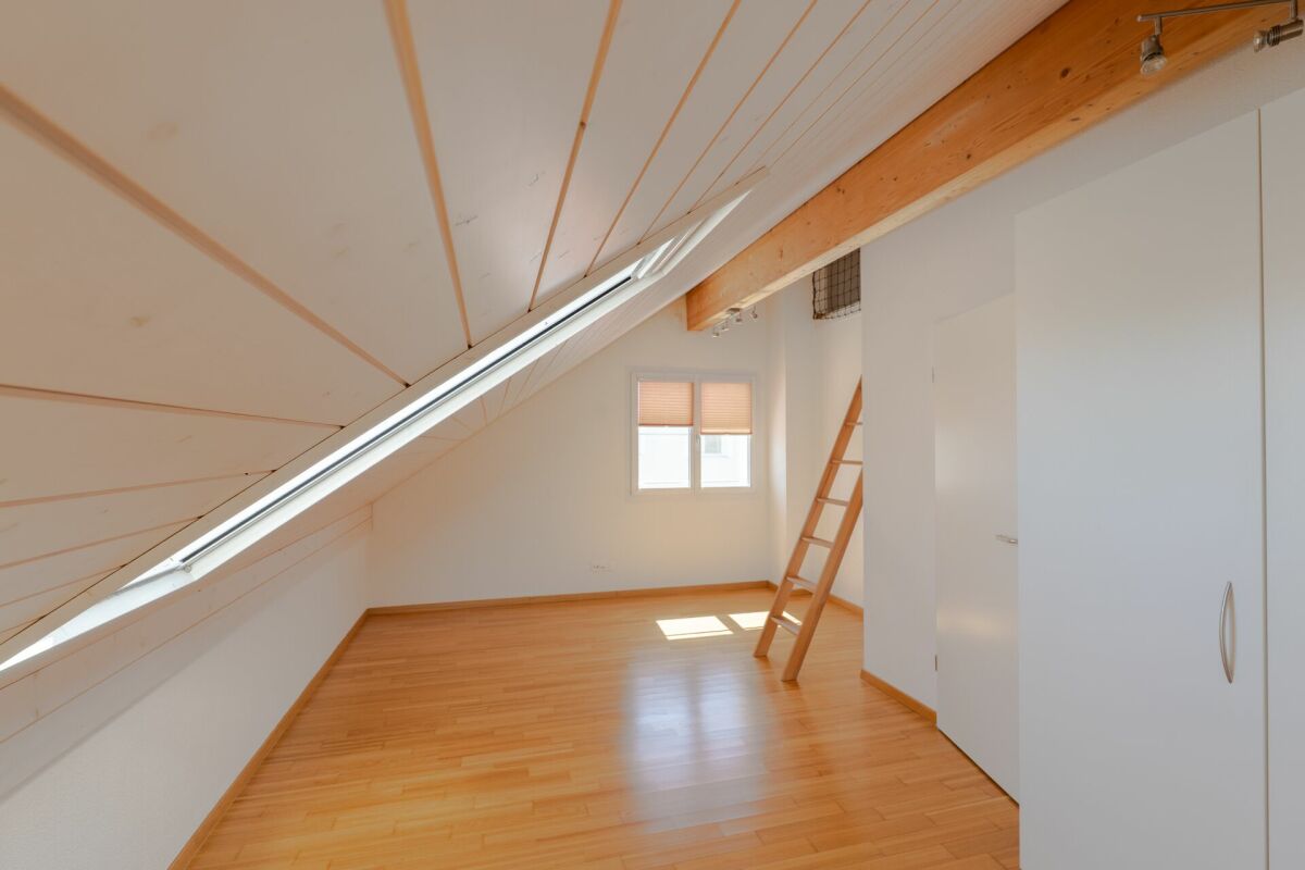 Dachraum mit Galerie und Dachfenster