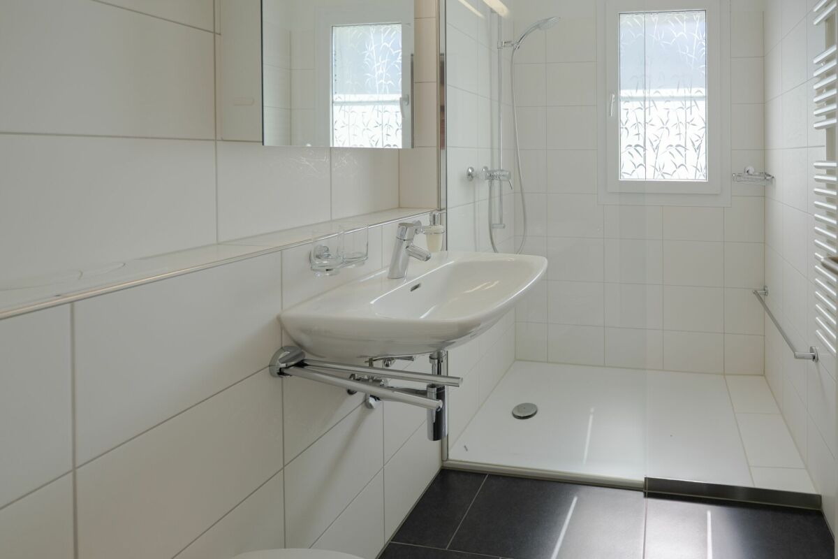 Modernes Badezimmer mit Dusche und Waschtisch