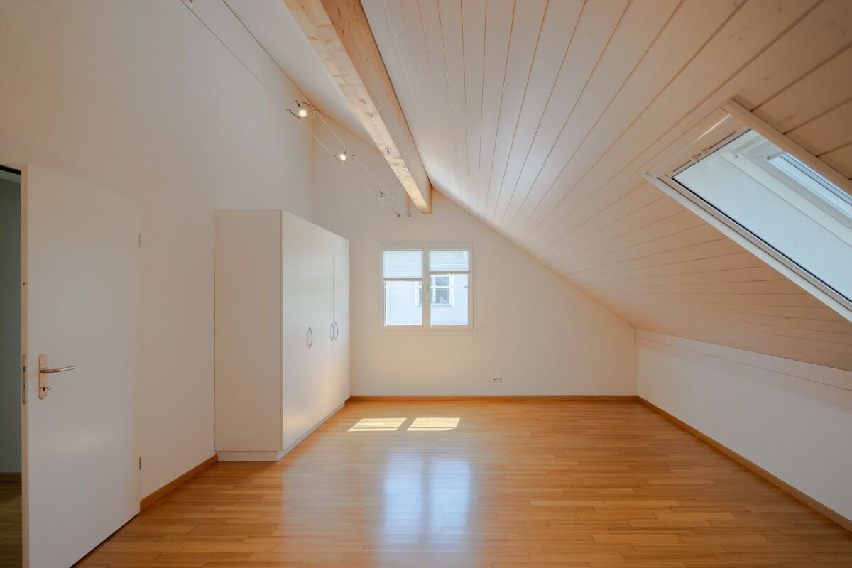 Helles Dachzimmer mit Parkett und Einbauschrank