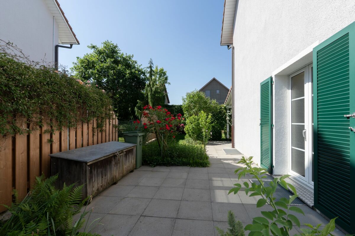 Gartenweg zwischen zwei Häusern