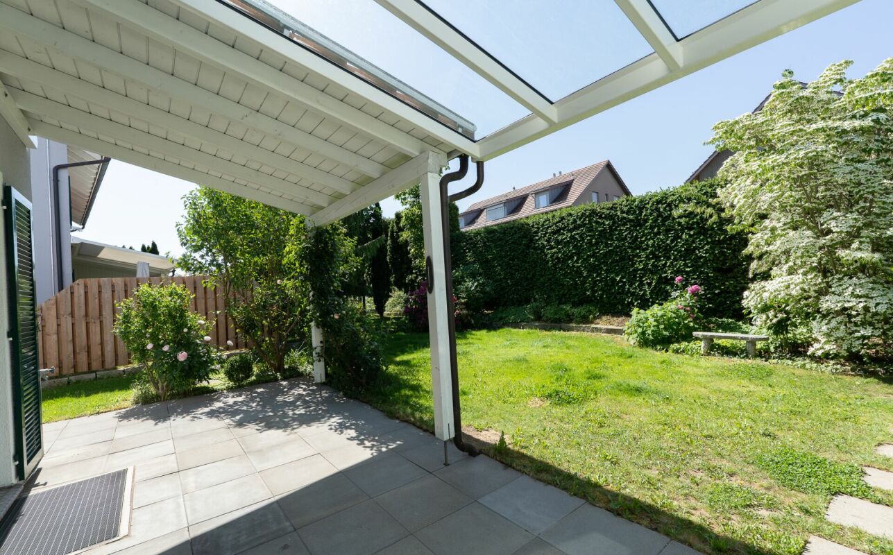 Überdachte Terrasse mit Gartenblick
