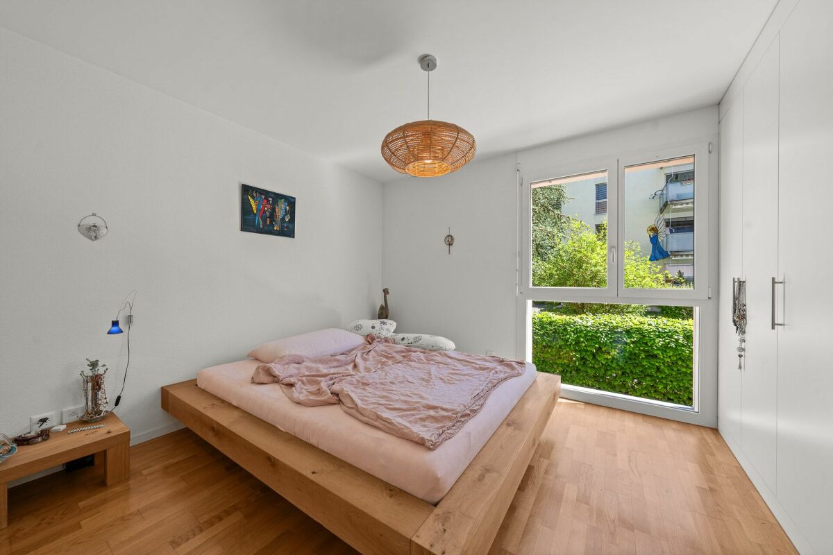 Helles Schlafzimmer mit großem Fenster