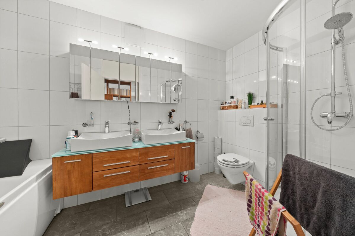 Modernes Badezimmer mit Doppelwaschtisch und Dusche