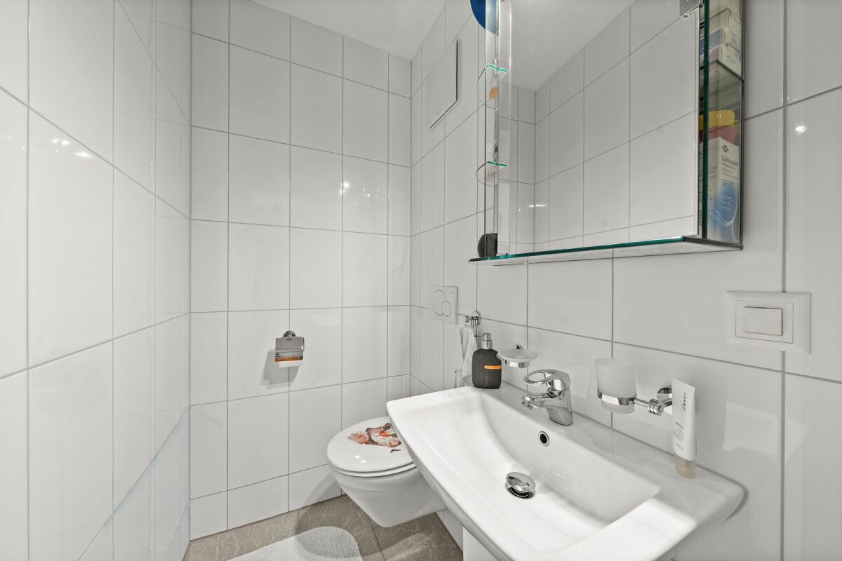 Gäste-WC mit Waschtisch und Wand-WC