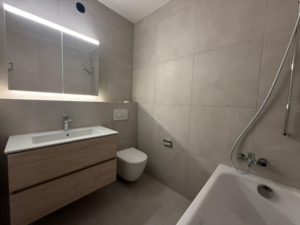 Modernes Badezimmer mit wandhängendem WC und Waschtisch