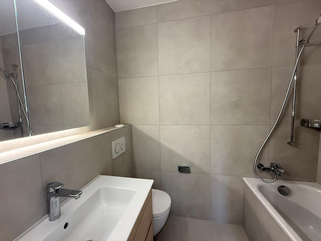Modernes Badezimmer mit Dusche und Waschbecken