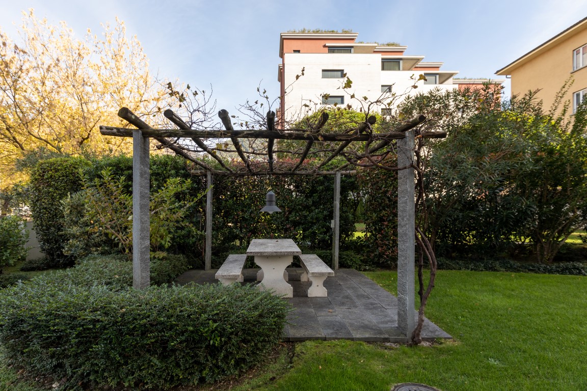 Garten mit Pergola und Sitzplatz